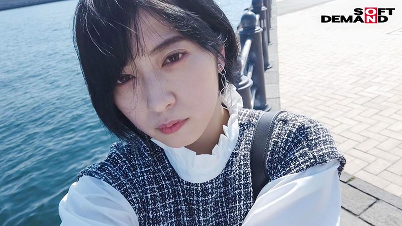 人となじめない、自分を出せない、ミステリアスな孤高のセンター 元アイドル AV debut 吉手るい 18枚目