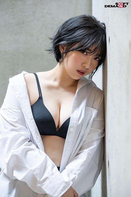 人となじめない、自分を出せない、ミステリアスな孤高のセンター 元アイドル AV debut 吉手るい 4枚目