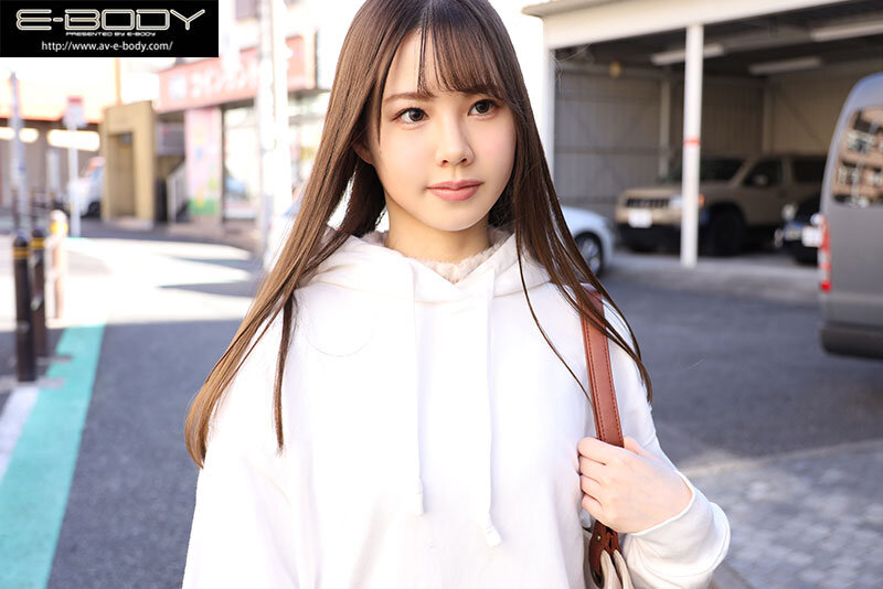 初めて出来た彼女を脱がしたら… 着衣から想像できない物凄い色白スリム美巨乳 大興奮の僕は性欲尽きるまでハメまくった 中村彩 1枚目