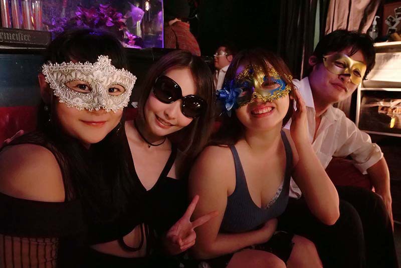 朝比奈菜々子ママの初めてのハプニングバー 母乳巻き散らかしFUCK 1枚目