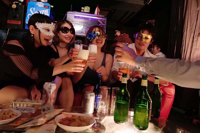 朝比奈菜々子ママの初めてのハプニングバー 母乳巻き散らかしFUCK 2枚目