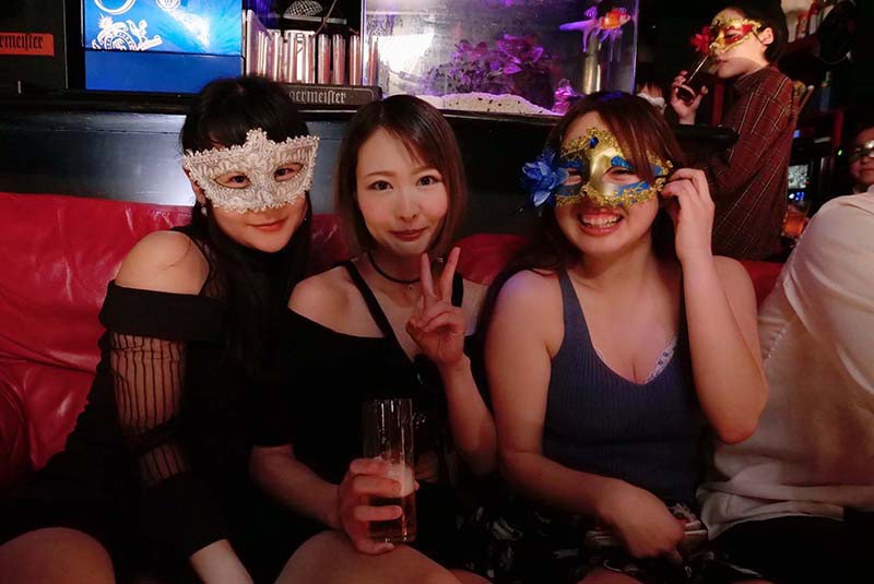 朝比奈菜々子ママの初めてのハプニングバー 母乳巻き散らかしFUCK 3枚目