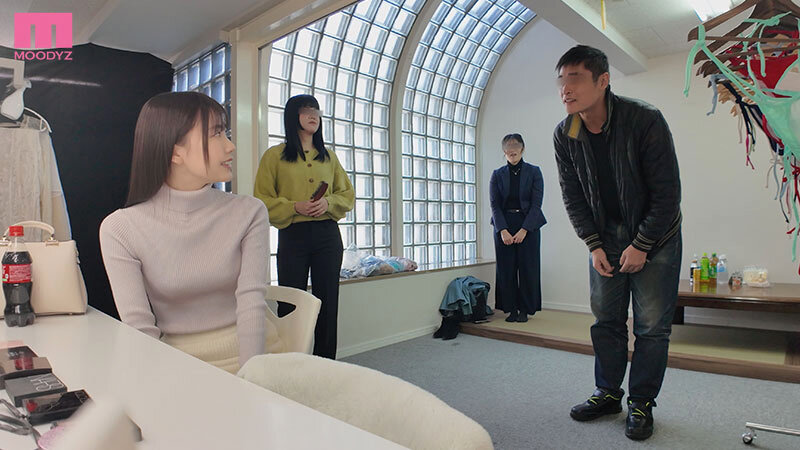 「ほんとにココでヤるんですか!?」 AV業界の至宝!人気No.1石川澪のプライベートに無許可で密着エロドキュメント!ありえない場所で卑猥どっきりイタズラ即ズボッ24時 石川澪 9枚目