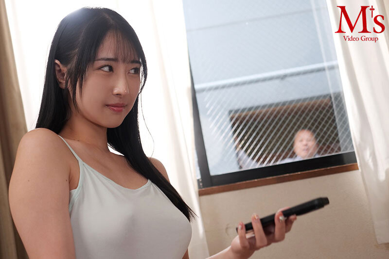 男なら絶対断れない! とてつもなくいやらしい下着姿で中年おやじに見せつけ誘惑してくる向かいの部屋の露出狂お姉さん 小野坂ゆいか 1枚目